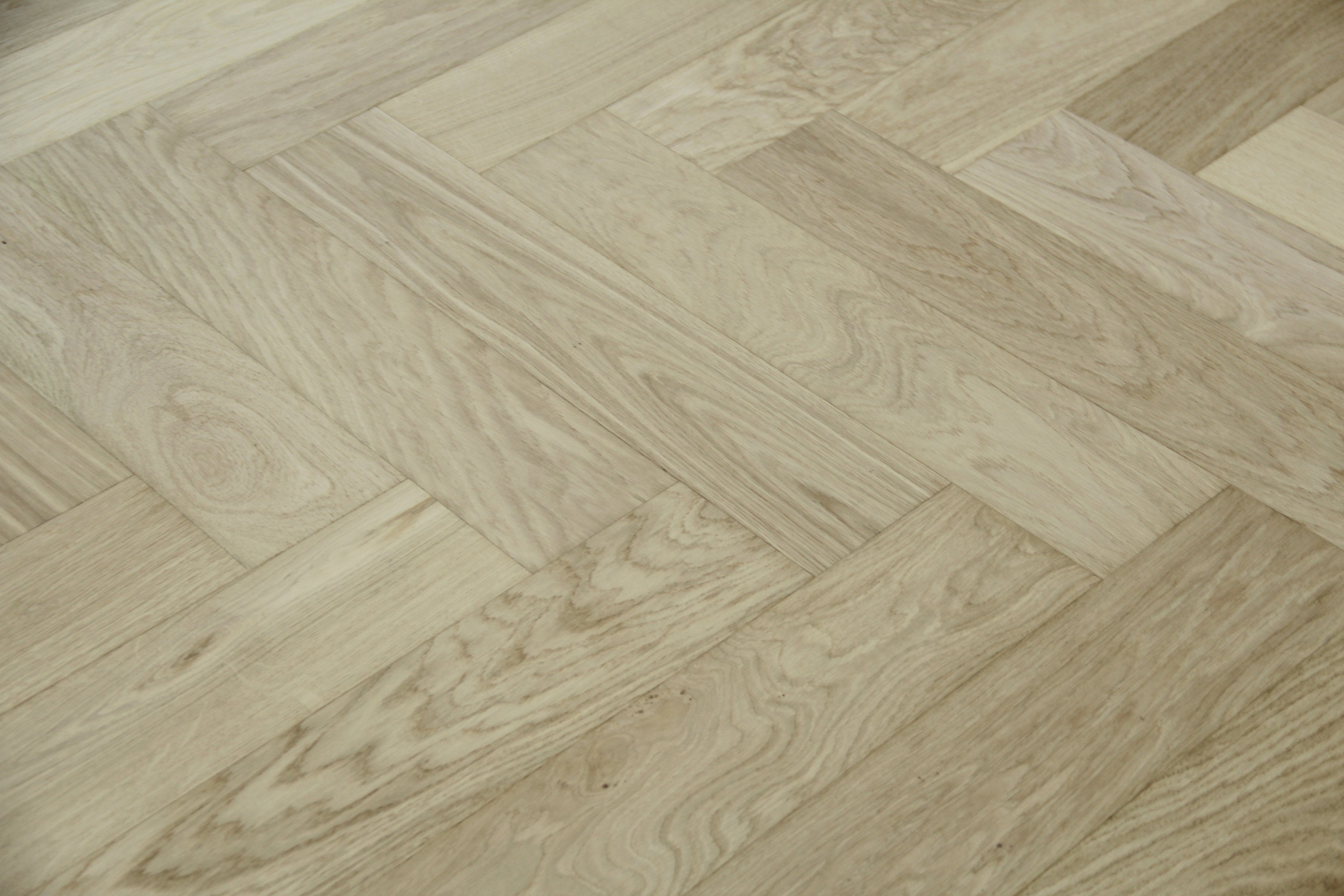 Prime Grade Oak Brushed & Unfinished Herringbone Engineered Wood Flooring 600x90x18/3mm BHO1524