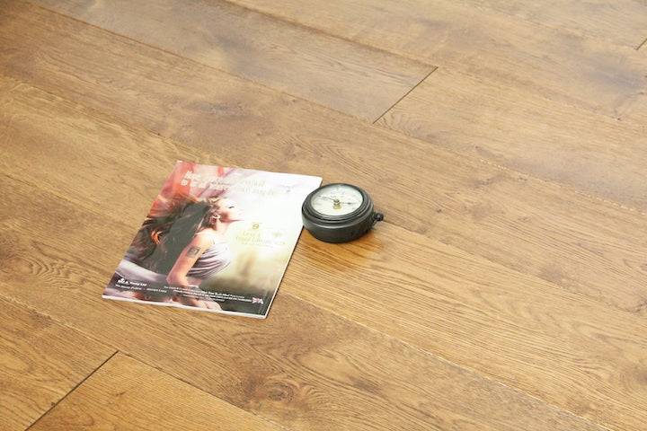 Oak Brushed Gunstock Lacquered Engineered Wood Flooring 1900x190x20/6mm BEO2002
