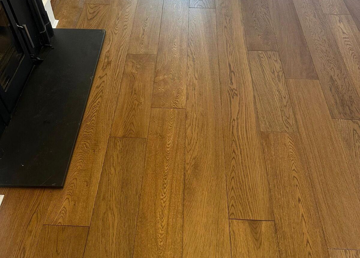 Oak Brushed Gunstock Lacquered Engineered Wood Flooring 1900x190x20/6mm BEO2002