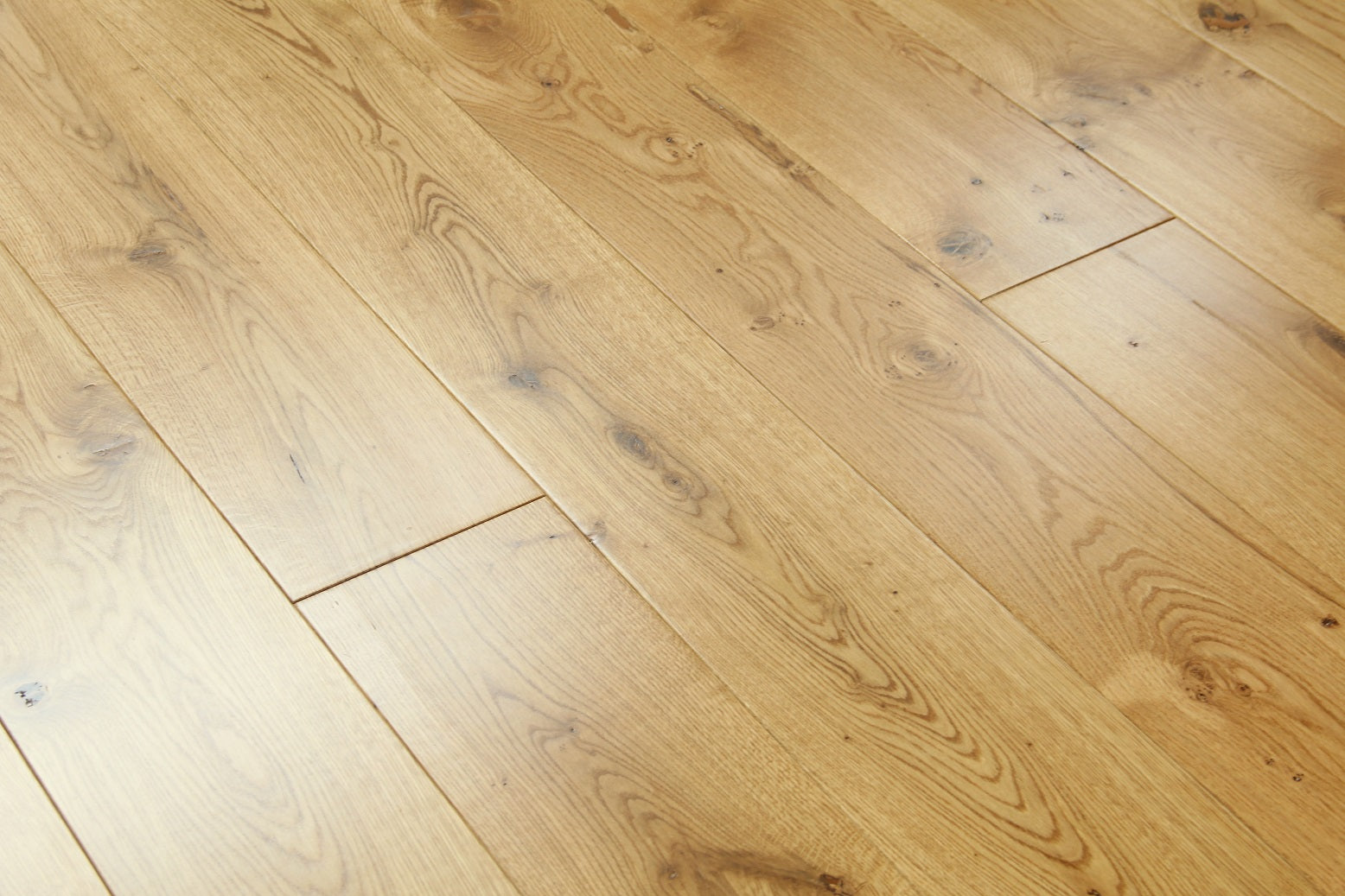 Oak UV Lacquered Engineered Wood Flooring 1900x190x20/6mm BEO2005