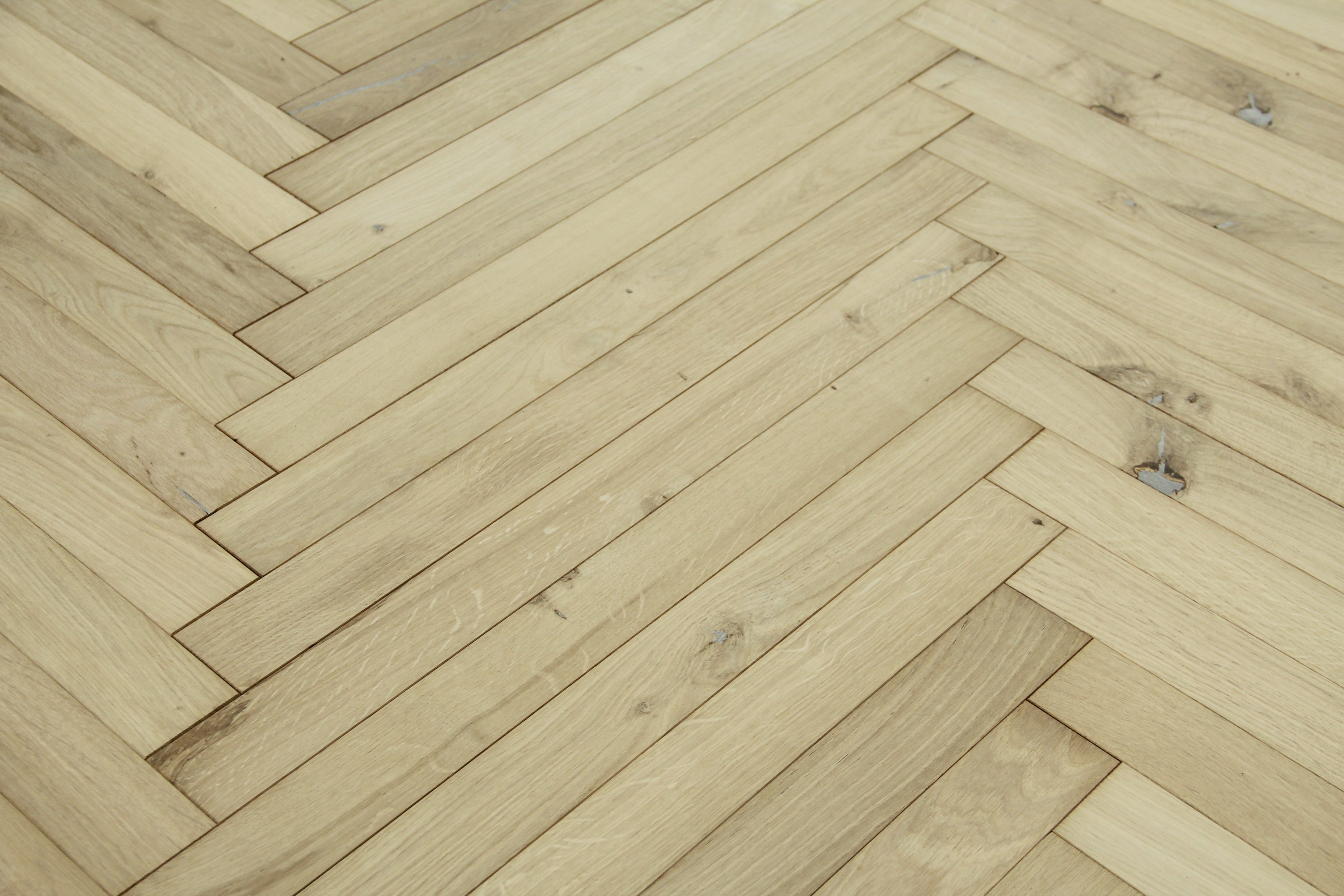 Oak Unfinished Herringbone Wood Flooring 580x60x20/6mm BHO2001