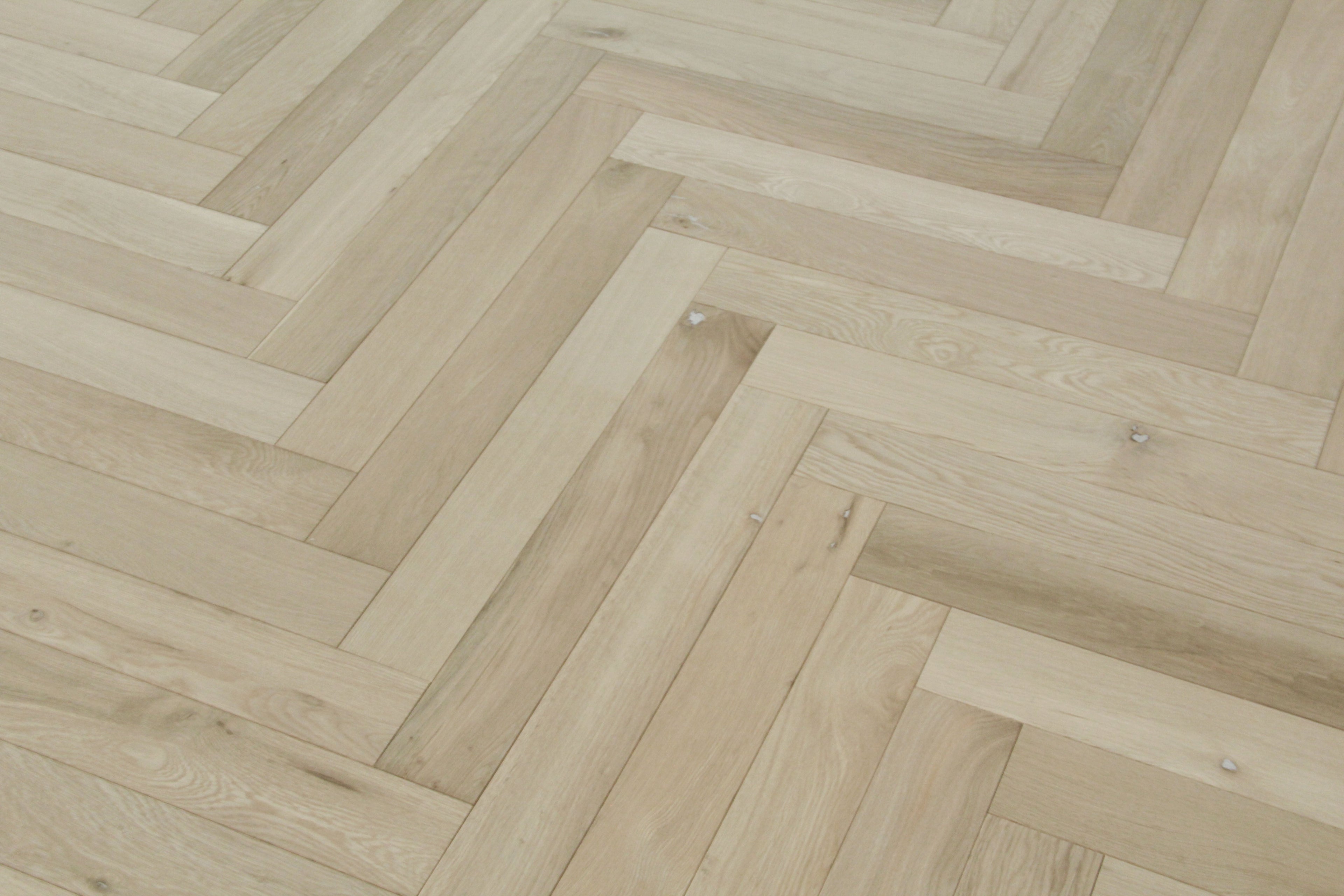 Oak Unfinished Herringbone Wood Flooring 550x90x20/6mm  BHO2002