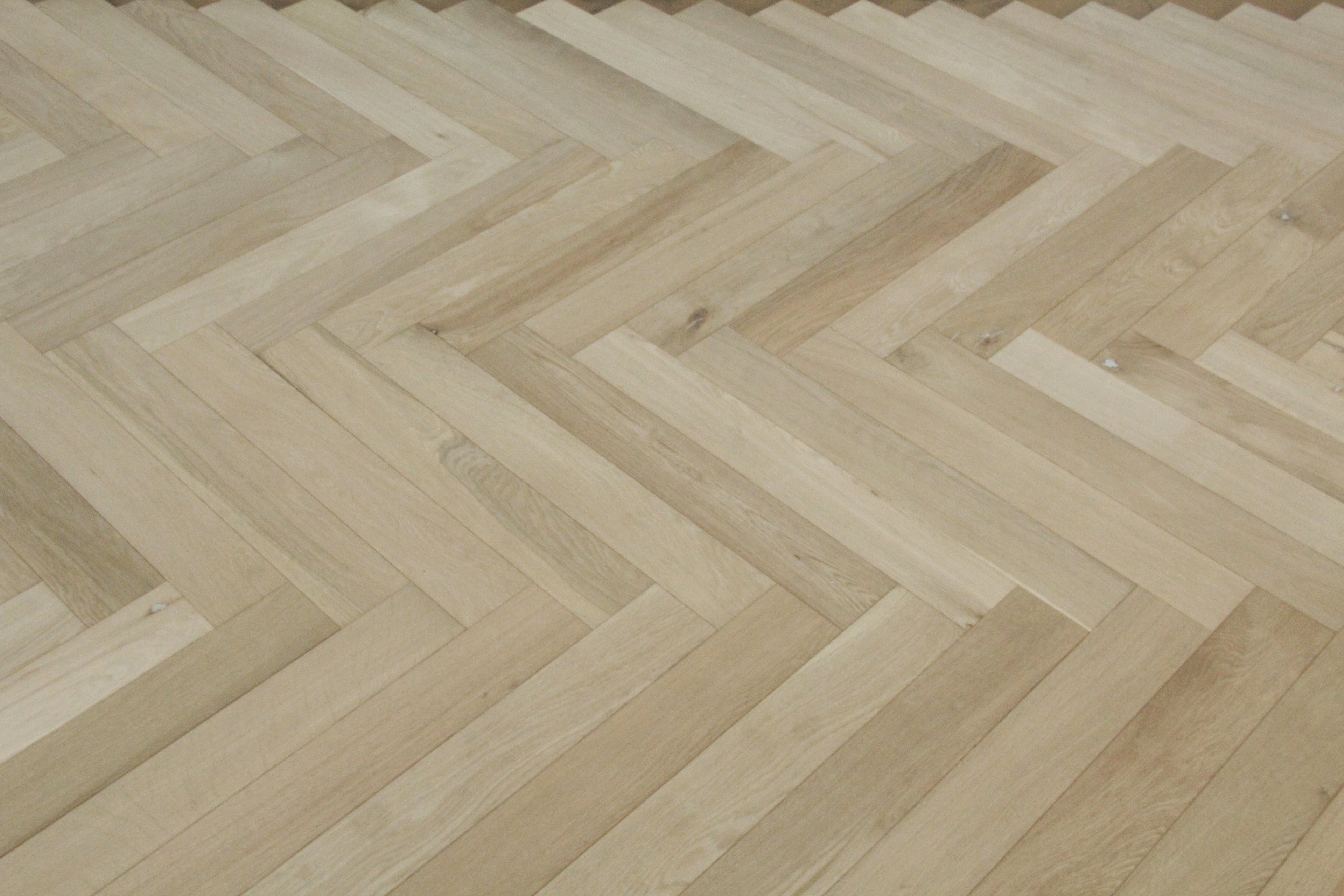 Oak Unfinished Herringbone Wood Flooring 550x90x20/6mm  BHO2002
