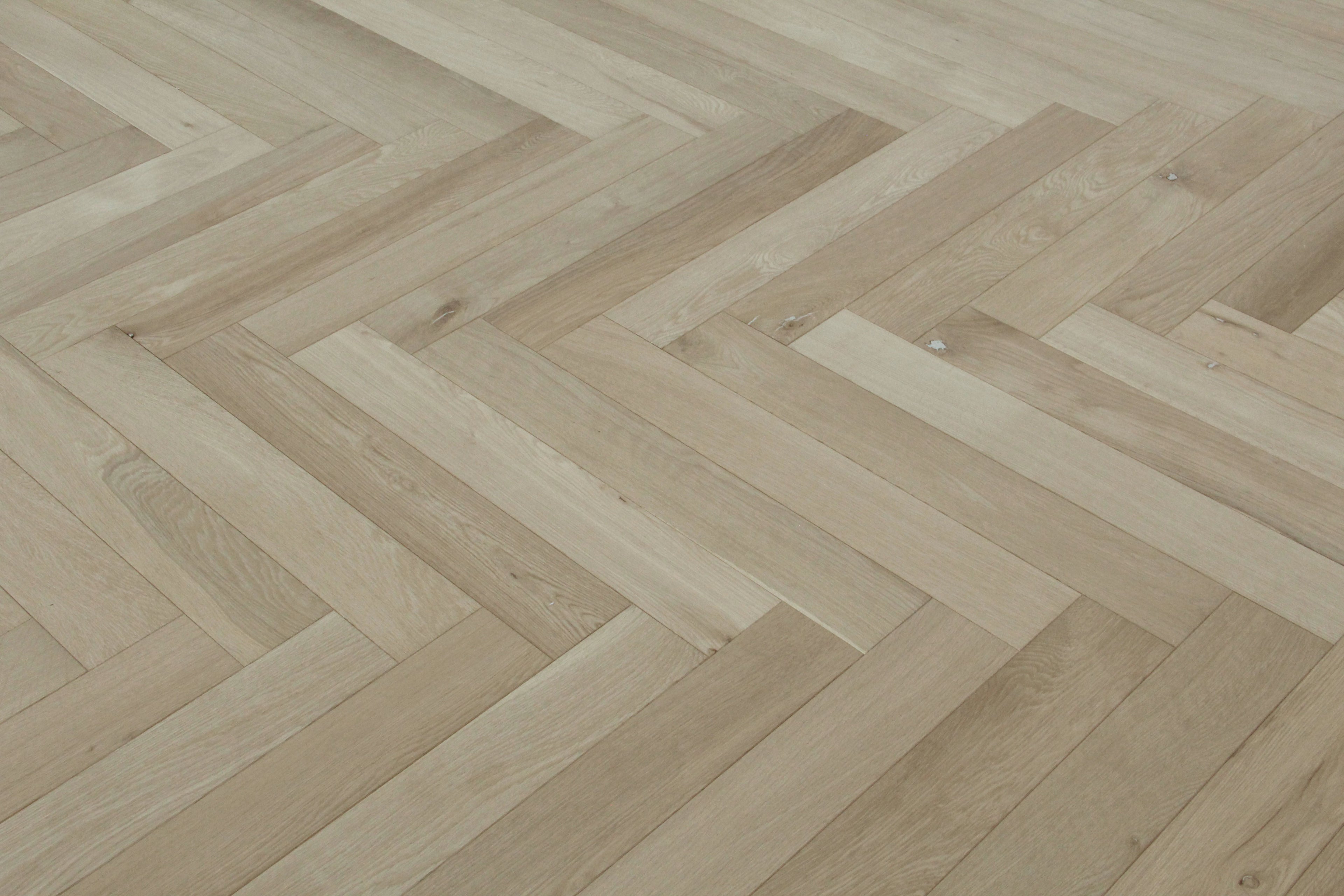 Oak Unfinished Herringbone Wood Flooring 500x90x20/6mm BHO2003