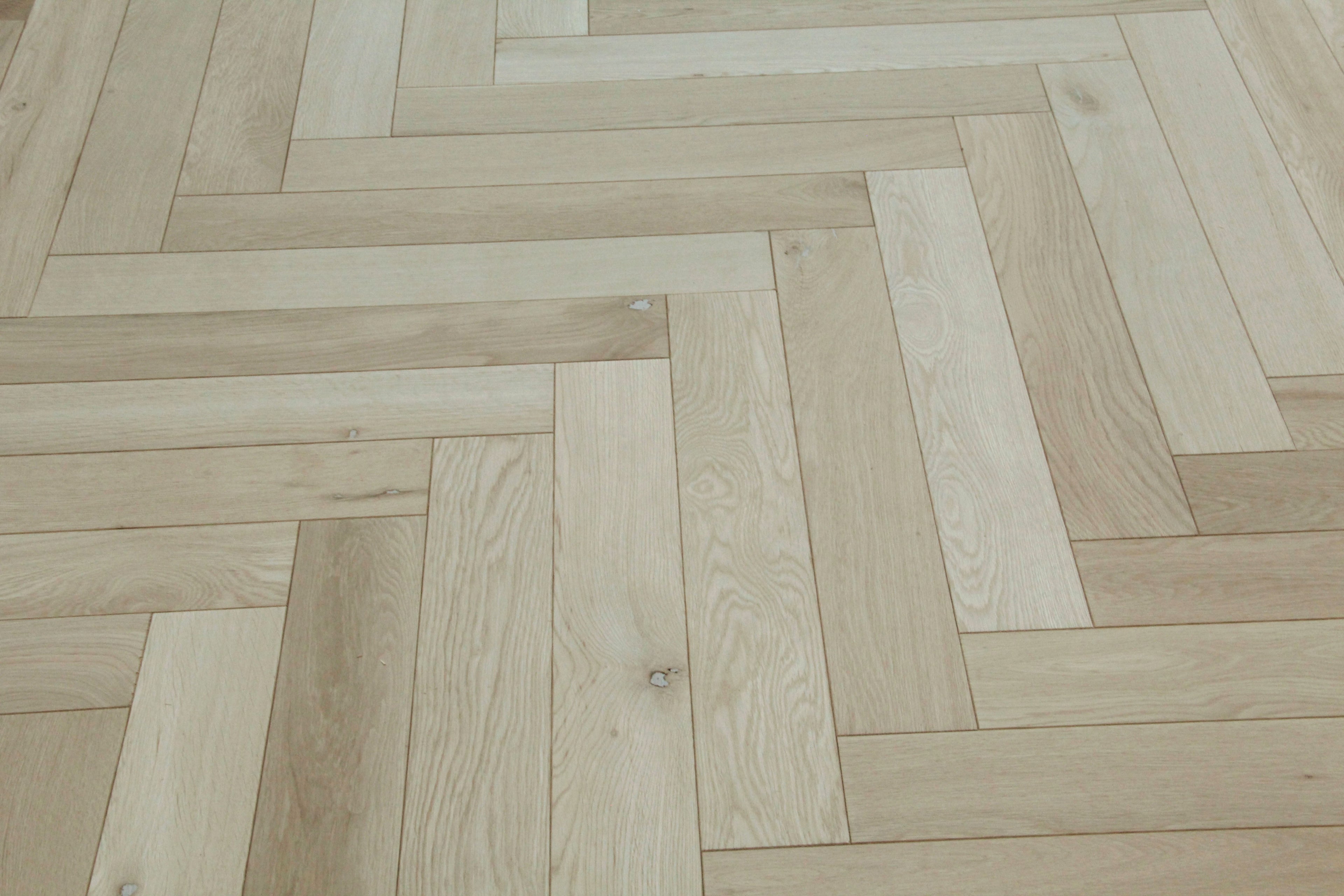 Oak Unfinished Herringbone Wood Flooring 500x90x20/6mm BHO2003