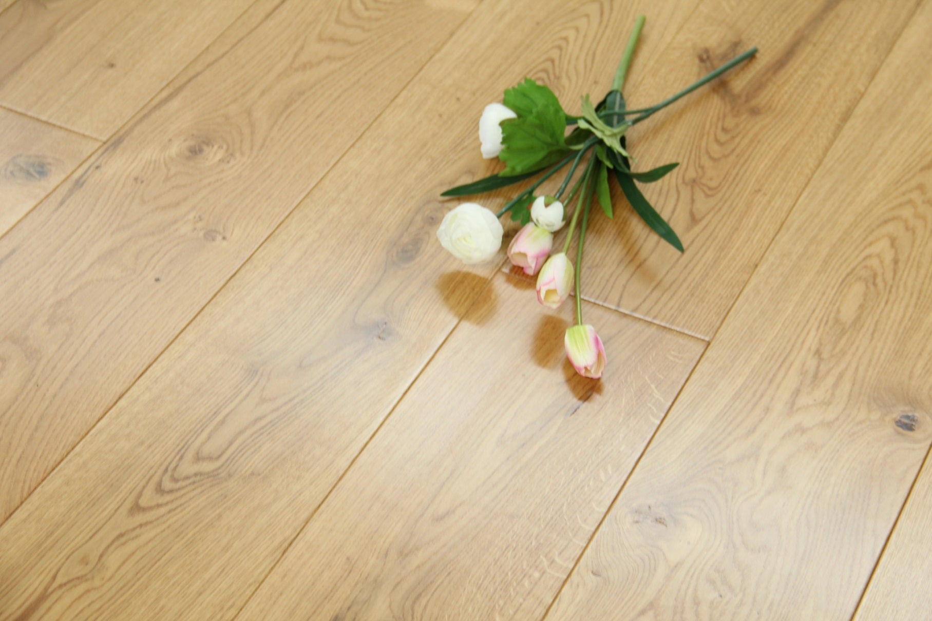 Oak UV Lacquered Engineered Wood Flooring 1900x190x20/6mm BEO2005