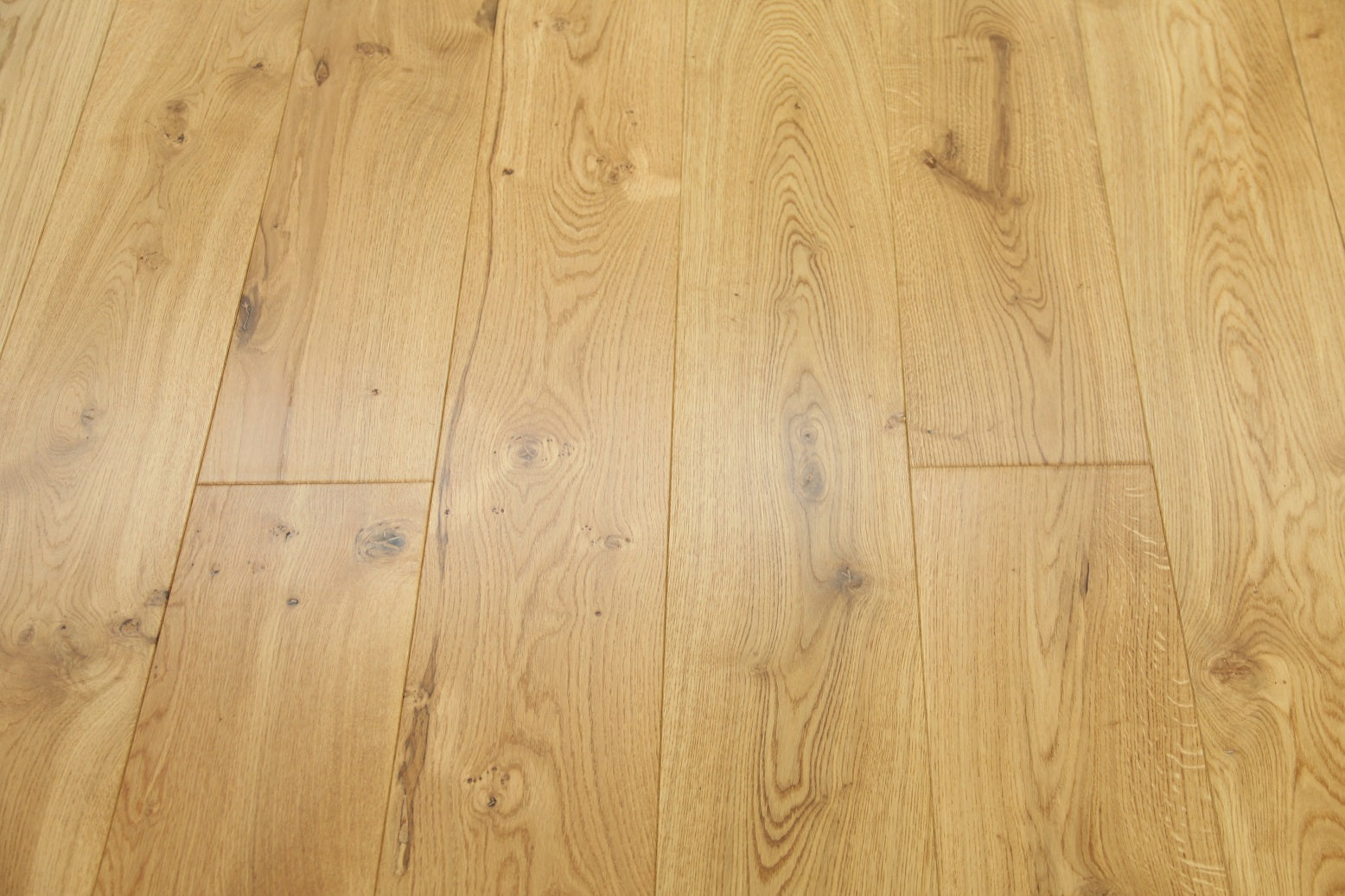 Oak UV Lacquered Engineered Wood Flooring 1900x190x20/6mm BEO2005