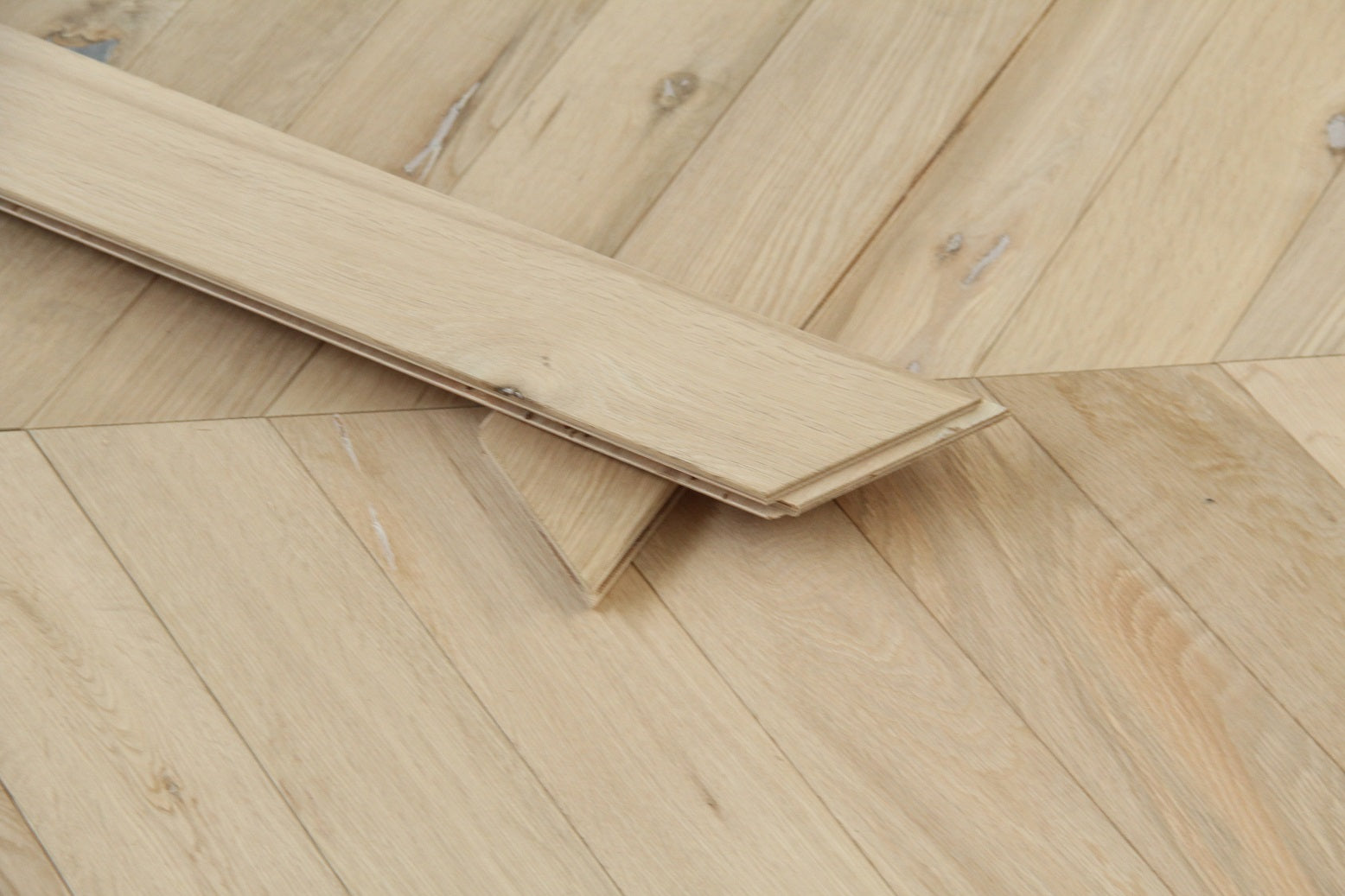 Oak Brushed Unfinished Chevron Engineered Flooring 600x90x18/4mm BSR1811